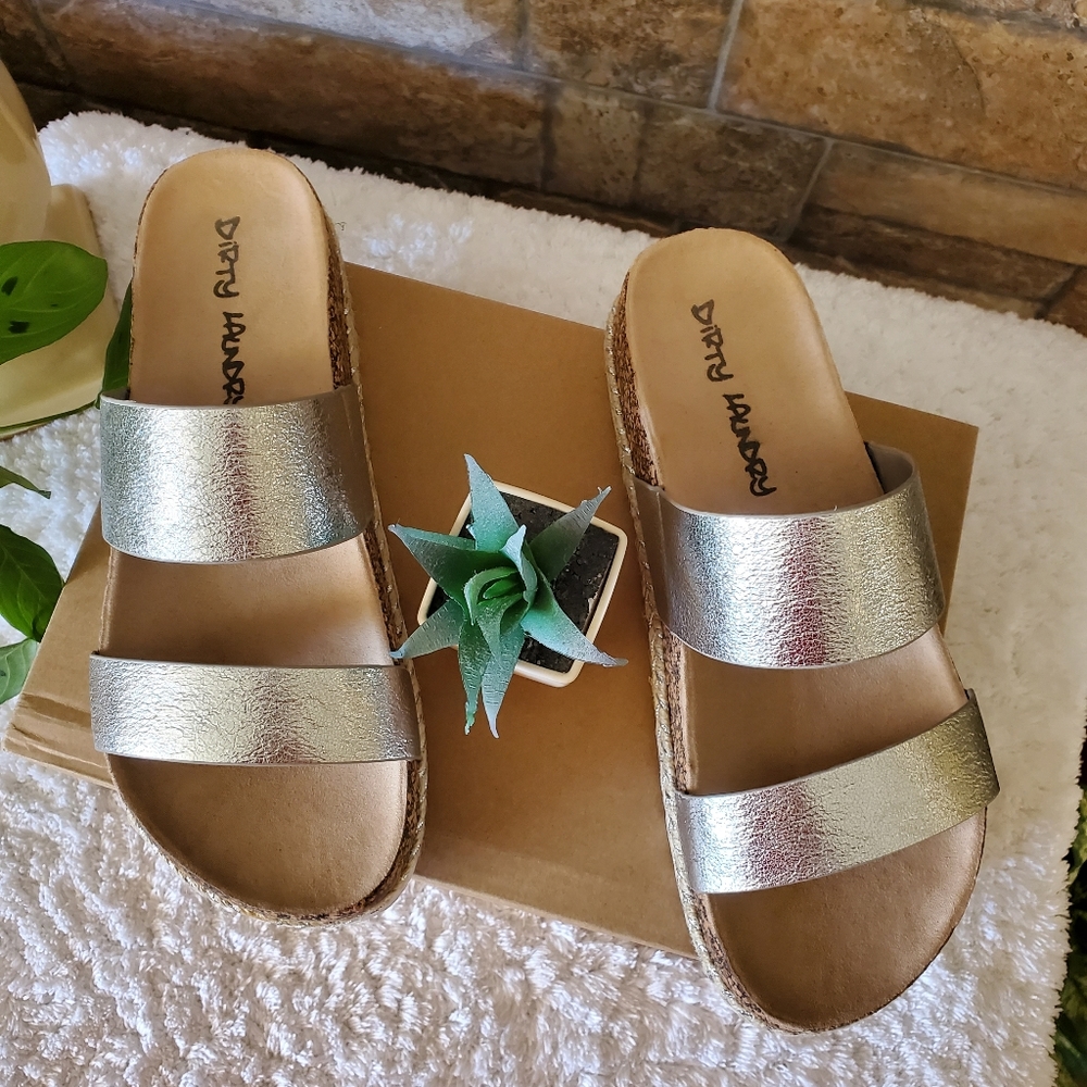 Dirty laundry sandal